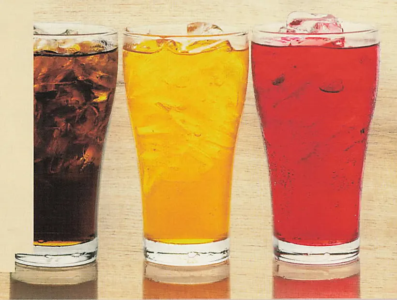 Drei Gläser mit Cola, Limonade und Kirschbrause