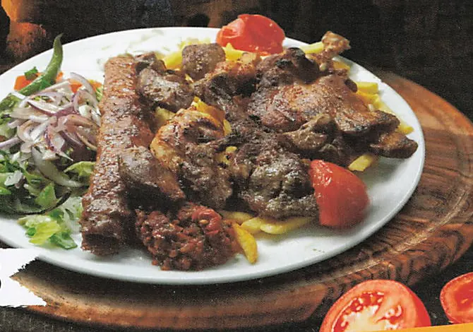 Gemischter Grillteller mit Salat und Tomaten