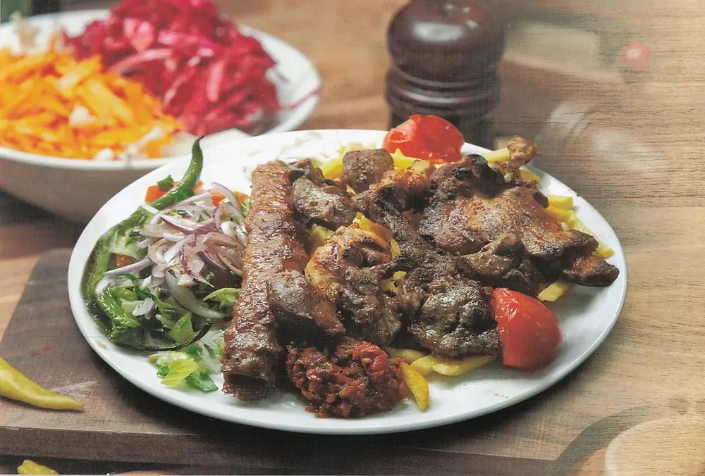 Gemischter Grillteller vom Holzkohlengrill – Cappadocia Grill Hattingen