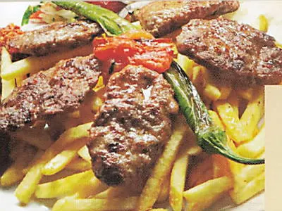 Köfte vom Grill mit Pommes