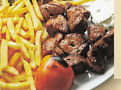 Lammspieße mit Pommes und Salat