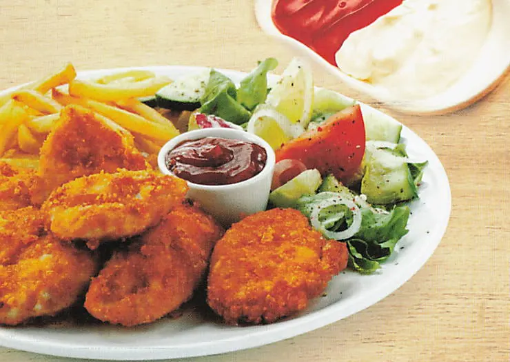 Chicken Nuggets mit Pommes, Salat und Dip