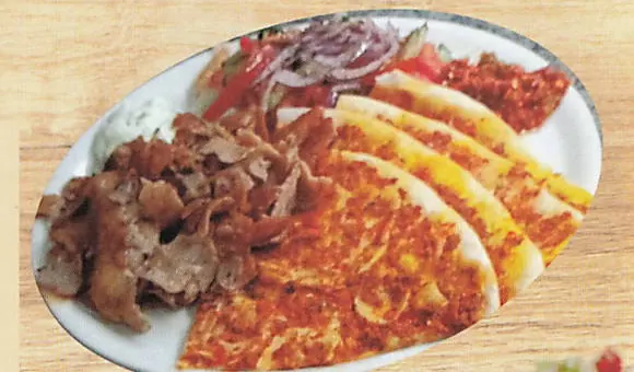 Pide mit Belag und Dönerfleisch auf einem Teller