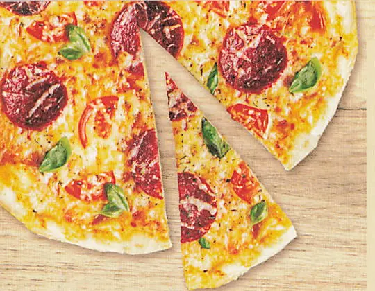 Salami-Pizza mit Basilikum